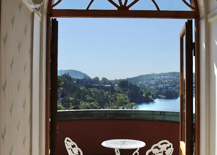 Luxury Historic With Private Coastline ברגן